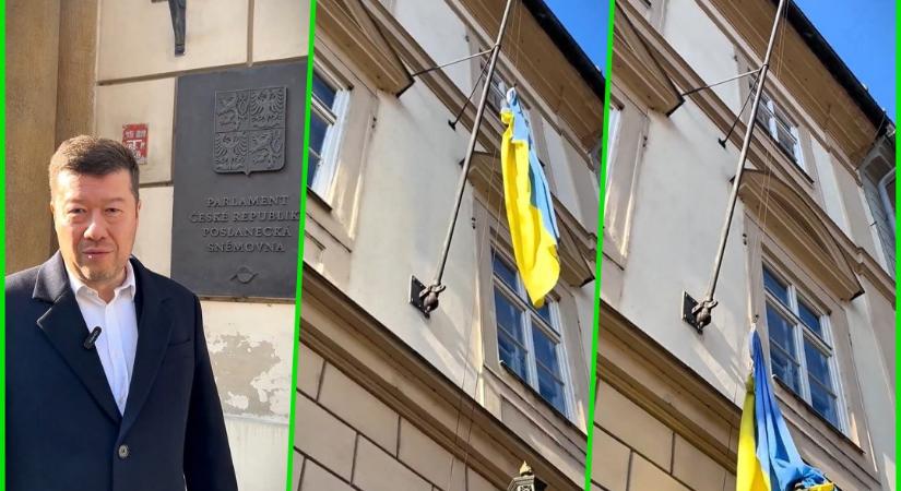 A változás szele: Alighogy megválasztották, az új cseh házelnök azonnal leszedette az ukrán zászlót a cseh parlament épületéről (videó)