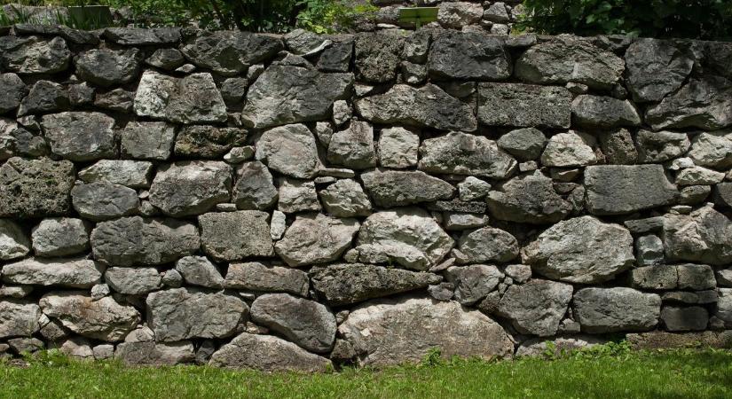 Pillanatok alatt omlott le az Egri vár falának egy darabja