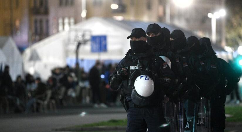 Megtapsolták a rendőrt, aki elvette a Dijana Hrkát zaklató ćaci lézerlámpáját (Videó)