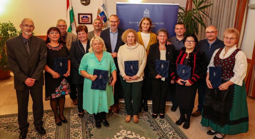 Bonyhádon ünnepelték a népi kultúrát – átadták a Csoóri Sándor Program támogatói okleveleit (képgaléria)