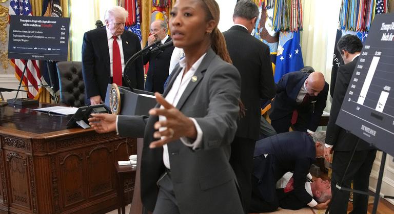 Elájult egy gyógyszeripari vezető az Ovális Irodában Donald Trump bejelentése közben