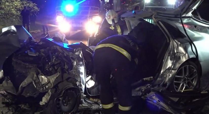 Tragikus baleset a 4-esen: a tűzoltók életet mentettek, de a vétlen sofőr a helyszínen meghalt