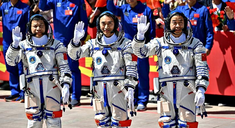 Űrszemét találta el a hazatérő tajkonautákat, ezért visszatértek a Tiangong űrállomásra