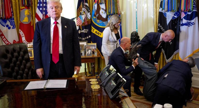 Élő adásban csuklott össze egy férfi Trump Ovális Irodában tartott sajtótájékoztatóján