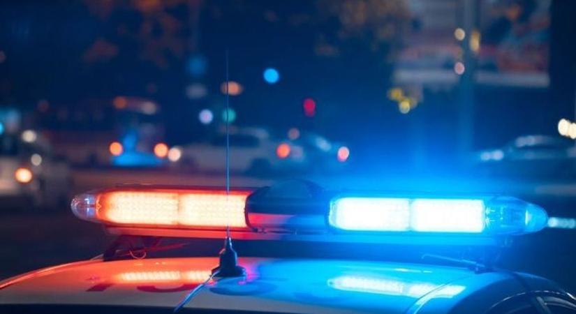 Áthajtott a tiloson, majd letörte a csapórudat egy sofőr Mosonszentmiklóson, a Radnóti Miklós utcában - keresi a rendőrség