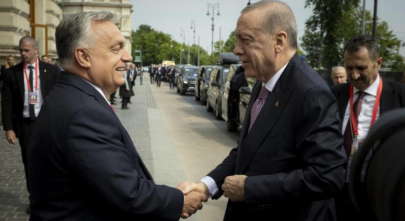 Recep Tayyip Erdogan nem adja fel a pántörök terveket, a latin ábécét használná ehhez