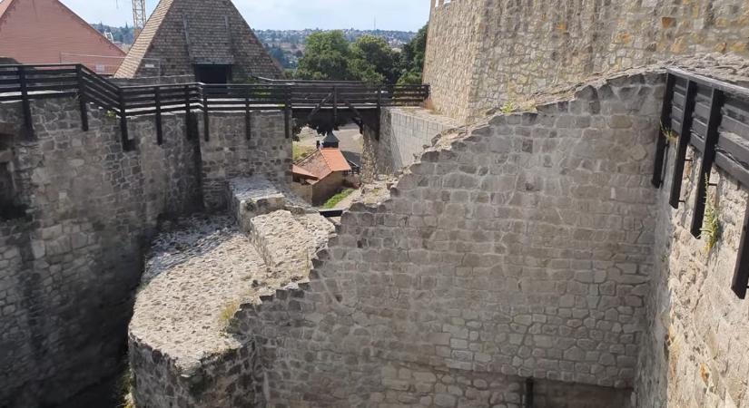 Megindult az egri vár fala – lezárták a várfalsétányt a balesetveszély miatt