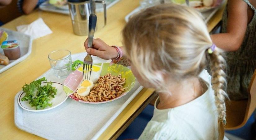 Leállhat az iskolai étkeztetés az egyik legnagyobb vidéki városban: nem fizette ki a számlákat az önkormányzat