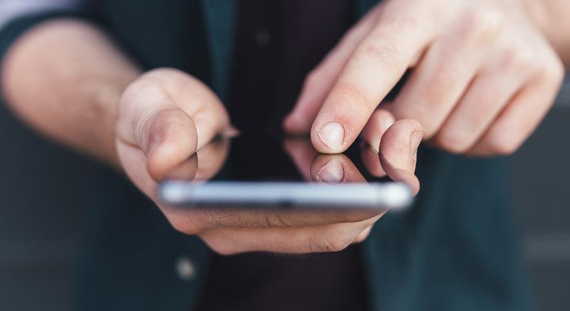 Az ön kezéhez is hozzánőtt a mobilja? Nehézsúlyú találmány segíti a digitális detoxot