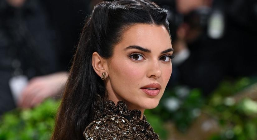 Meztelenre vetkőzött Kendall Jenner, csak a homok takarja el idomait