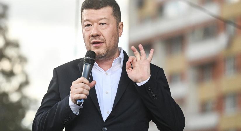 Az új házelnök levetette az ukrán zászlót a cseh képviselőház épületéről