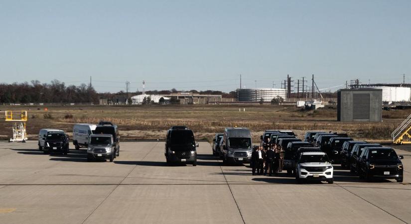 Így fogadták az amerikaiak Orbán Viktorék Wizz Air repülőgépét Washingtonban – videón a brutális autókonvoj