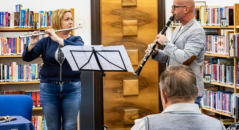 Zenei időutazás fuvolával és klarinéttal a Sárvári Könyvtárban