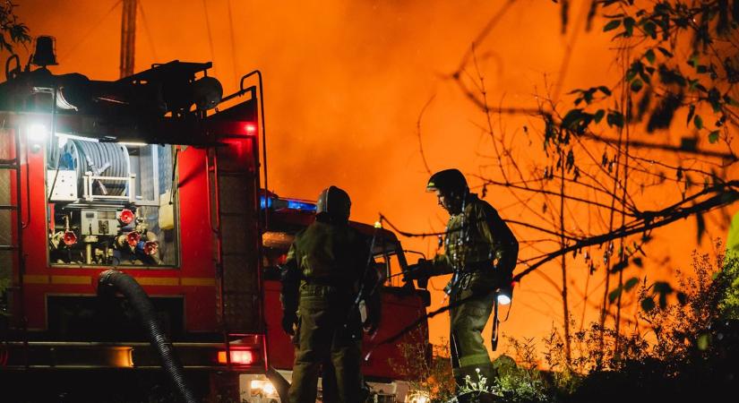 Küzdenek a lángokkal! Több épület ég két szomszédos utcában Miszlán