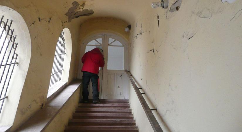 Hogy összedőlhet-e, még vizsgálják – addig megnézheti a hejőcsabai patikaromot belülről. Képekkel, videóval mutatjuk be az épületet