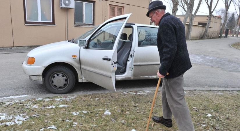 Feltart, szuttyog, lassú... – idegesít, ha az idős embert látsz vezetni? Matricát kapnak a kocsijukra az öregek