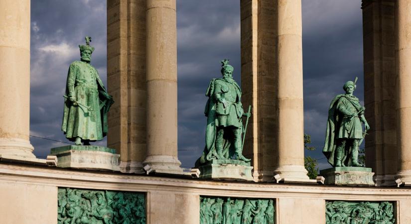 Lelepleződött a Hősök tere brutális titka, titokban 4 szobrot kicseréltek, megdöbbentő az ok