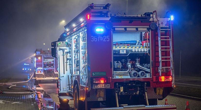 Éjjeli tűzvész! Egy lakóház kiégett, több épület lángolt a kis faluban