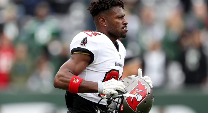 Gyilkossági kísérlet miatt tartóztatták le az NFL-botrányhőst