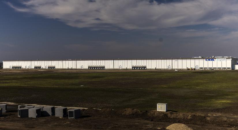 Évente 25 ezer tonna magzatkárosító hatású hulladékot szállítanak Komáromba a debreceni CATL-akkugyárból