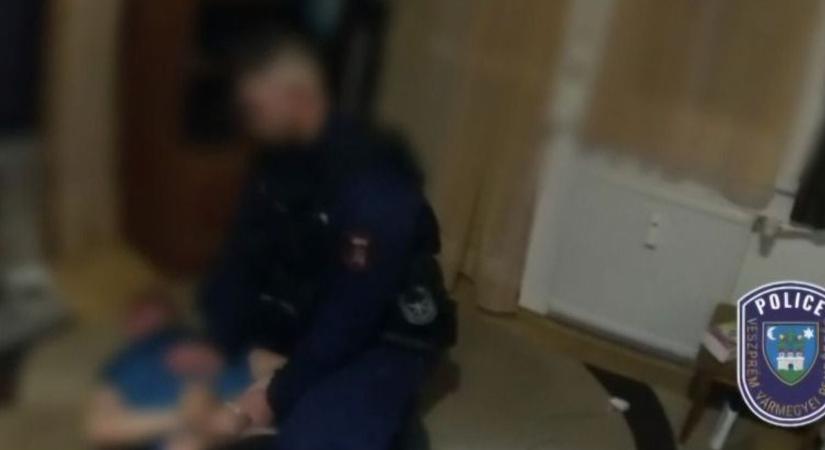 Alvást színlelt, de lebukott – a hálószobában fogták el a körözött cseszneki férfit (videó)