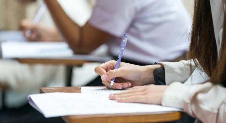 Nyitvatartás vagy nyitva tartás? Rafinált helyesírási kvíz