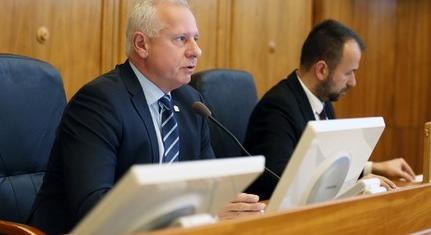 Óvodafelújítások, aquapark és sporttámogatás – ez történt a közgyűlésen