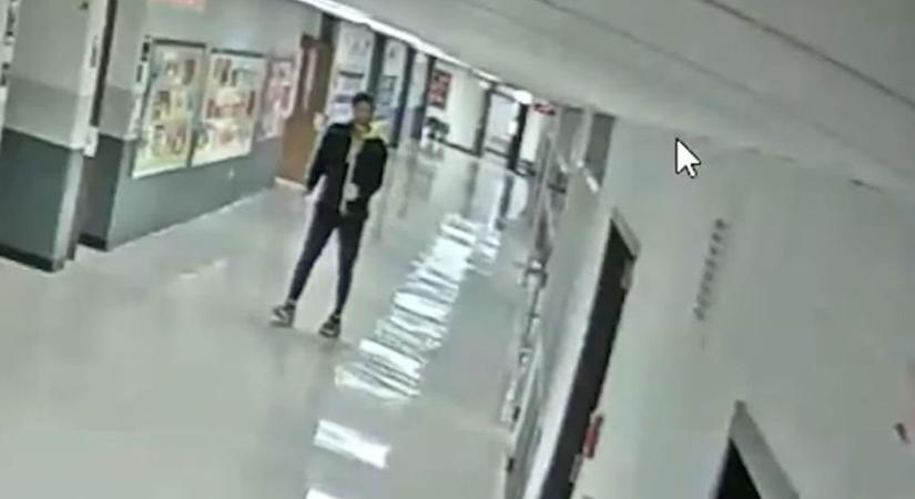 "Mit tettem?": Szinte kiesett a kocsiból, olyan részegen tántorgott be az iskolába a tanár - Videó