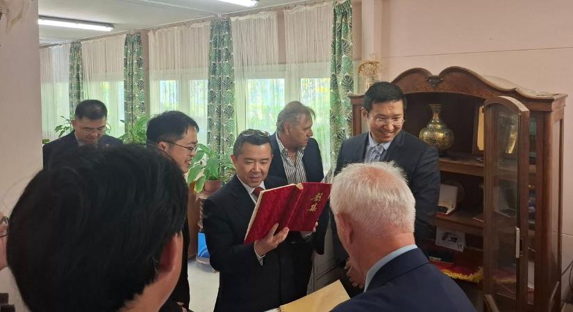 Hogyan kerül össze a keleti nyitás és a perkátai malacok?