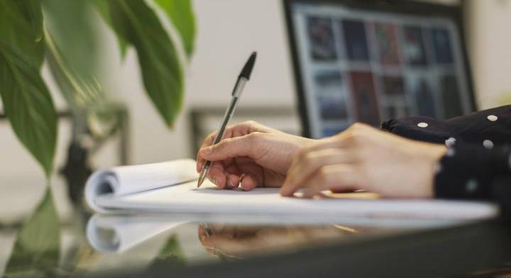 Ezért van lyuk a golyóstoll kupakján – életet menthet