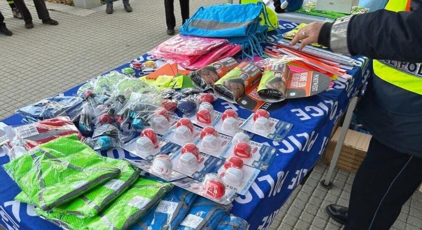 Light Friday: itt osztogat ingyen életmentő eszközöket a rendőrség