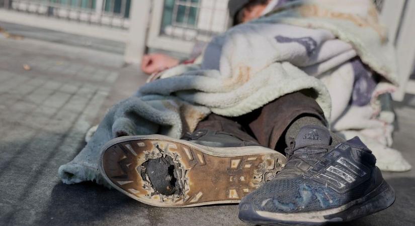 Nincs hol lakniuk, de ami a társasházakban marad a hajléktalanok után, az olykor vérlázító