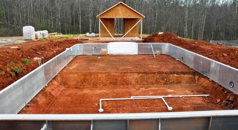 Csak egy medencét akart ásni a kertjébe, de végül hihetetlen kincsre bukkant egy férfi Franciaországban