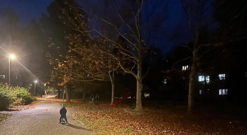 Gyerekek sötétedés után a játszótéren? Heves vita robbant ki a közösségi médiában