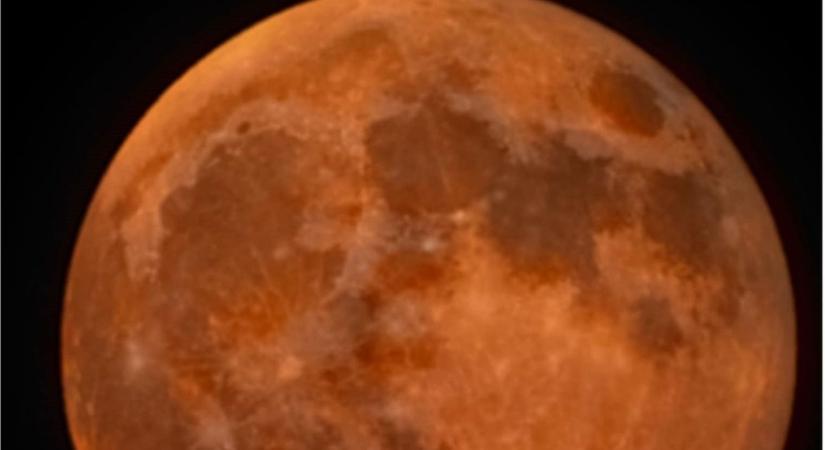 Lenyűgöző felvétel! Holdvarázs a zalai város felett