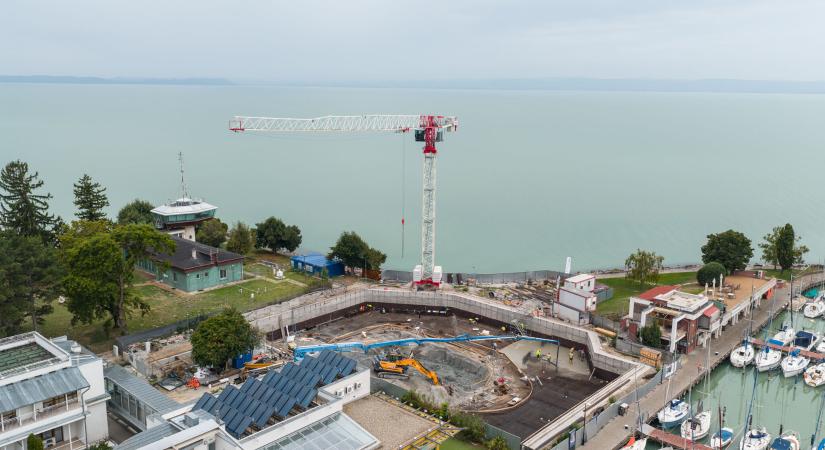 Fentről lefelé épül mélygarázs a Balaton-parton