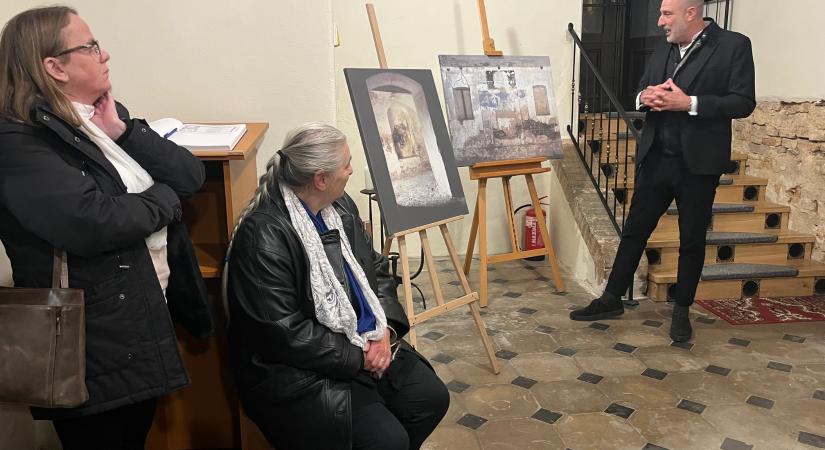 Elvarratlan szálak – A kővágóőrsi zsinagóga egy-egy részletét mutatja be a fotókiállítás