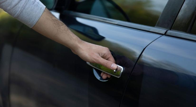 Csak egy percre hagyta magára az autóját, rossz vége lett