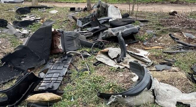 A házuk előtt szétdobálva tárolta a bontott autókat, akkumulátorokat két tiszakécskei férfi