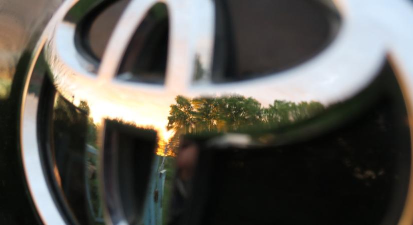 Egymillió autót hív vissza a japán gyártó