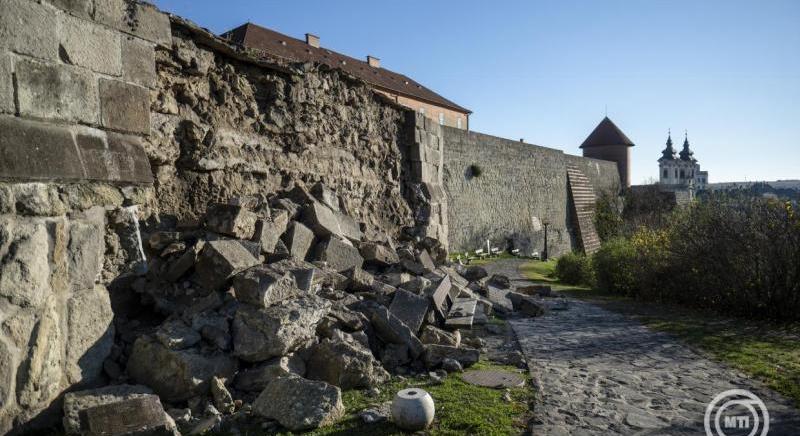 Falomlás miatt lezárták a várfalsétányt az egri várban
