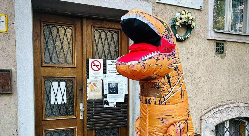 Egy dinoszaurusz járja Dunaújváros utcáit – videóval