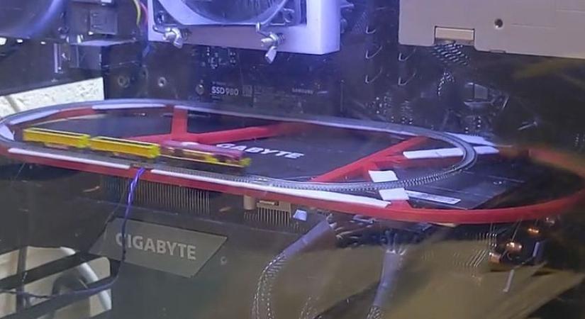 A videókártyájára komplett modellvasutat építő modder nyerte meg az internetet