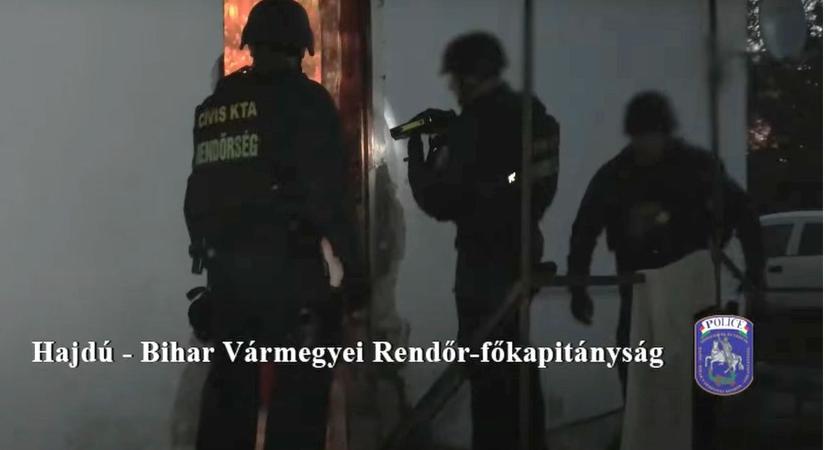 Több házba is bejutott a veszélyes bűnöző, hajtóvadászat indult a hajdú-bihari városban – videó