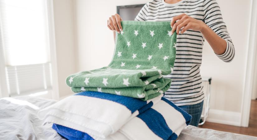 Nem fogod elhinni, pedig igaz: ezreket spórolhatsz a ruhaszárításon egy egyszerű törölközővel