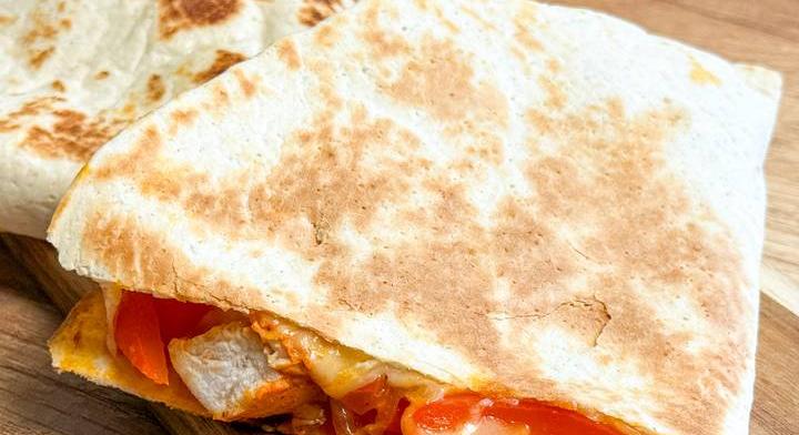 Laktató csirkés quesadilla zöldségekkel: serpenyőben sül ropogósra