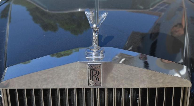 Olyan áron dobták piacra a híres luxusautót, hogy minden gyűjtő ezzel akar járni