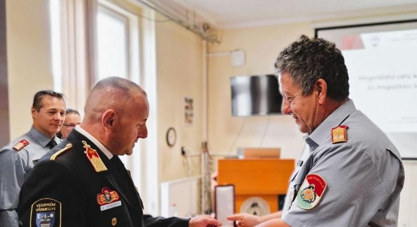 Belügyminiszteri elismerést vehettek át pétfürdői és ajkai tűzoltók