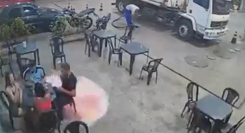 Ezért őrültség benzinkúton dohányozni: lángtenger lett a felelőtlen mozdulatból