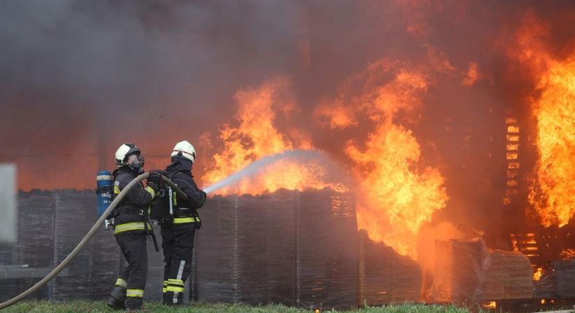 Nagy a baj: tűz pusztított Baranyában, porig égett egy lakás